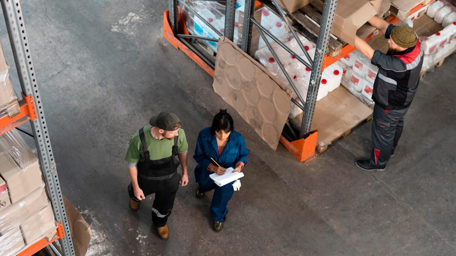 Equipo del centro de distribución controlando stock y envíos