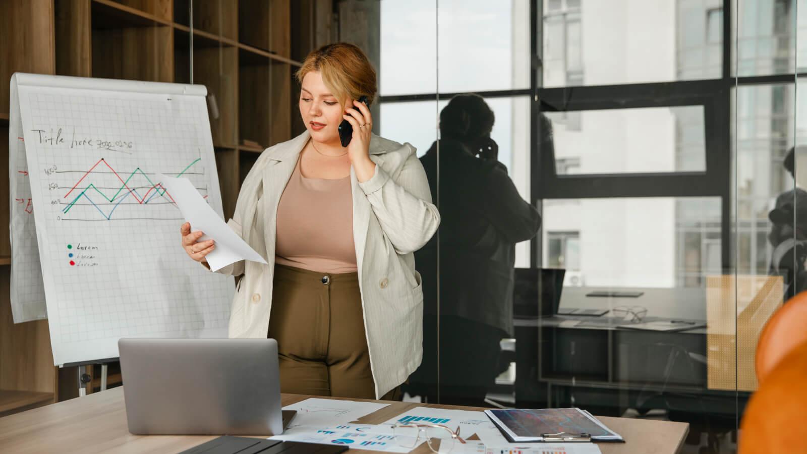Mujer del equipo de ventas analizando resultados de entregas en Cyber Monday