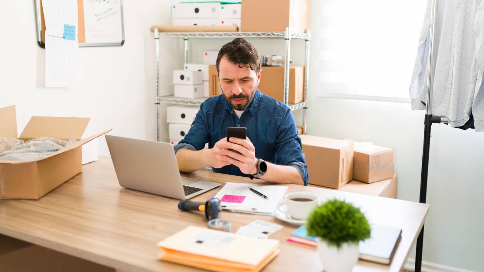 Gerente de ecommerce analizando estrategia logística para época de alta demanda