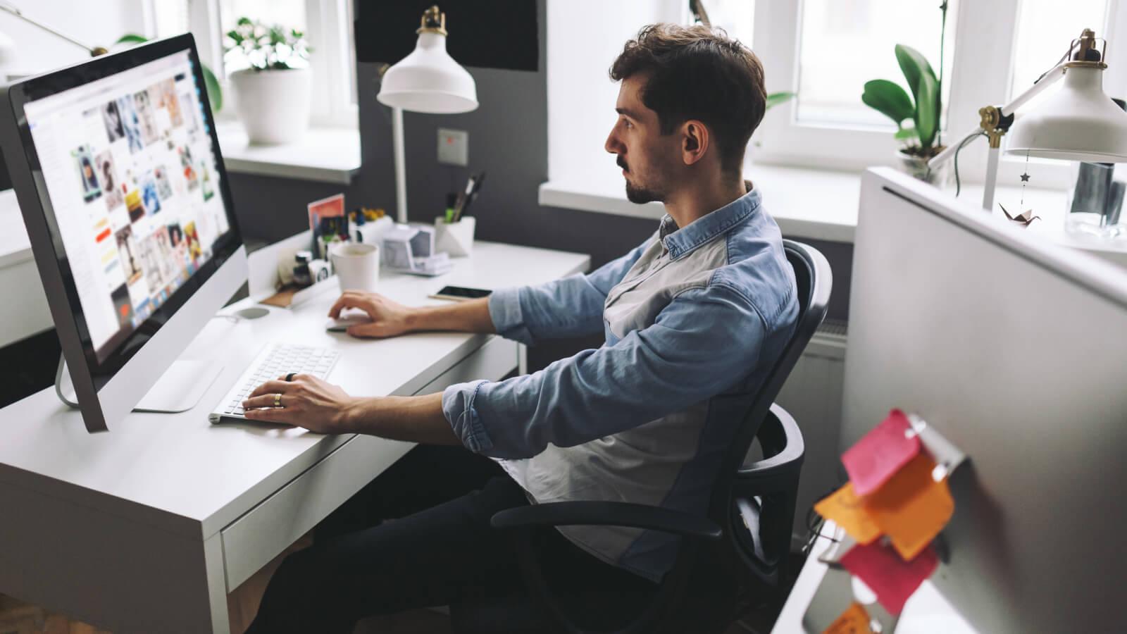 Persona estructurando los módulos para su estrategia de composable commerce de su tienda
