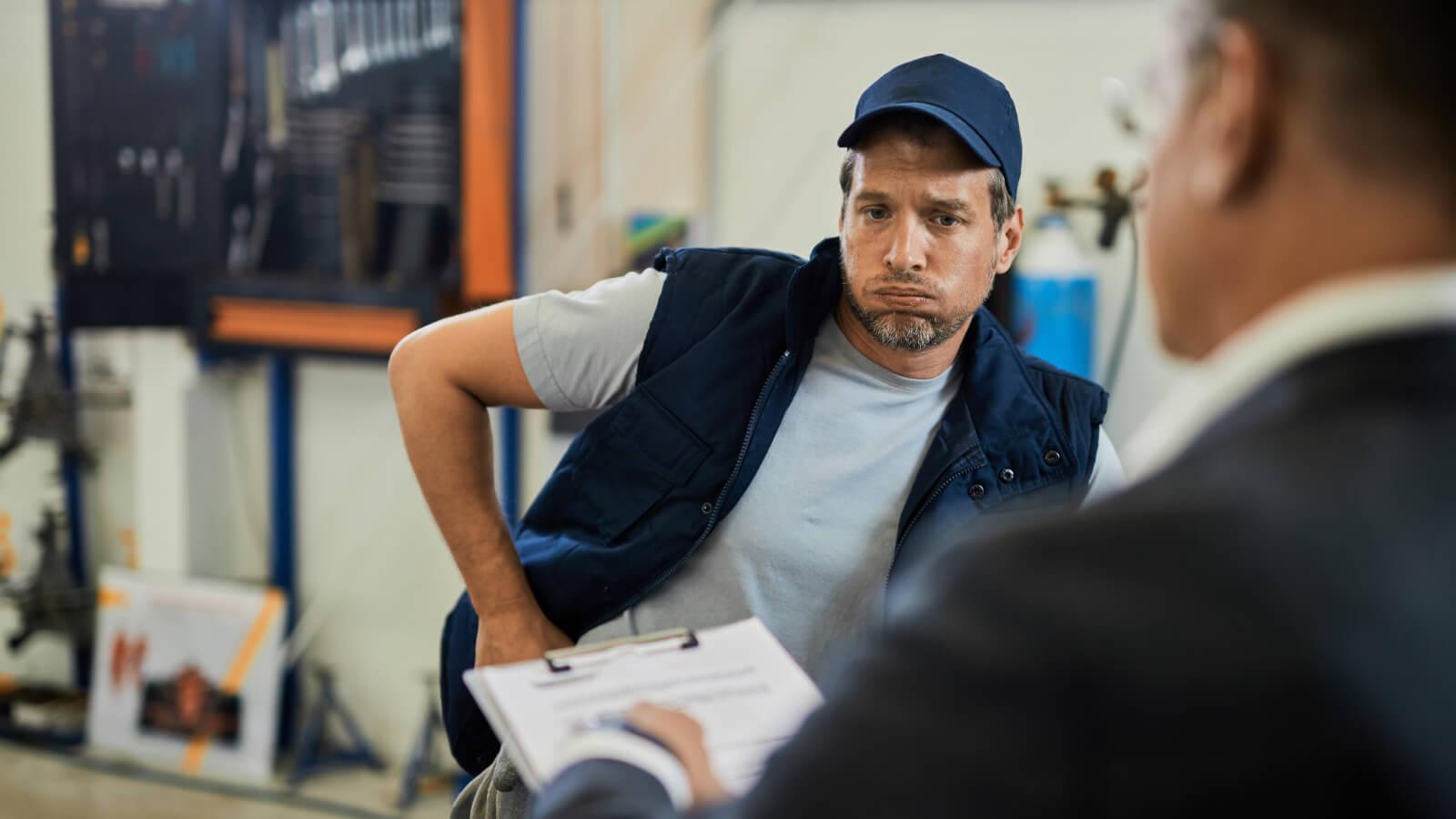 Empleado de depósito resolviendo conflictos de stock