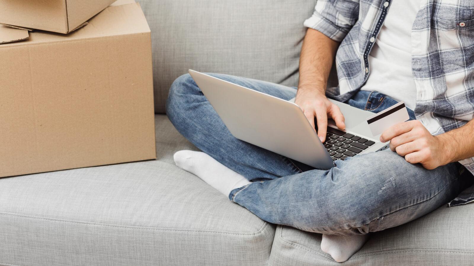 Hombre realizando compra a través de tienda online