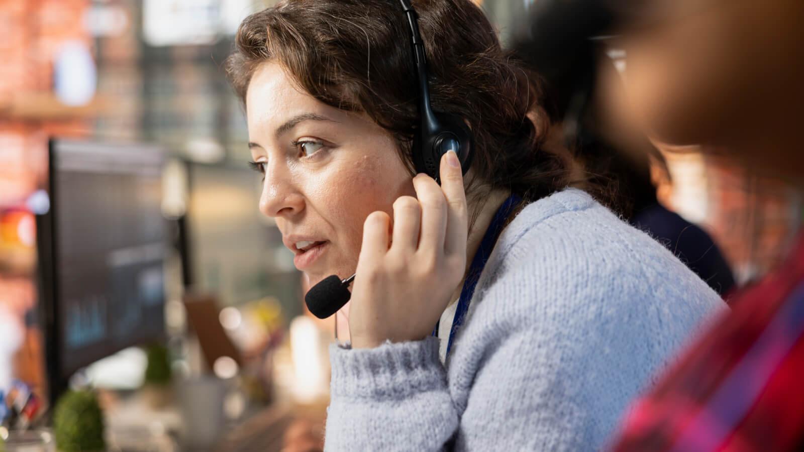 Persona de soporte al cliente tomando consultas