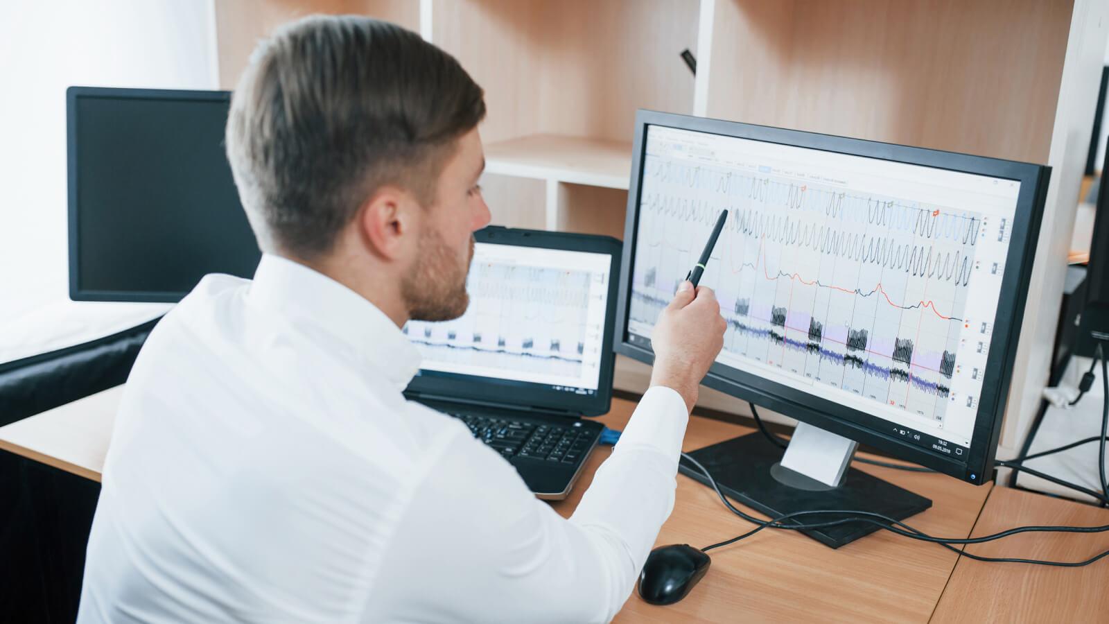 Responsable de operaciones revisando métricas de logística ecommerce