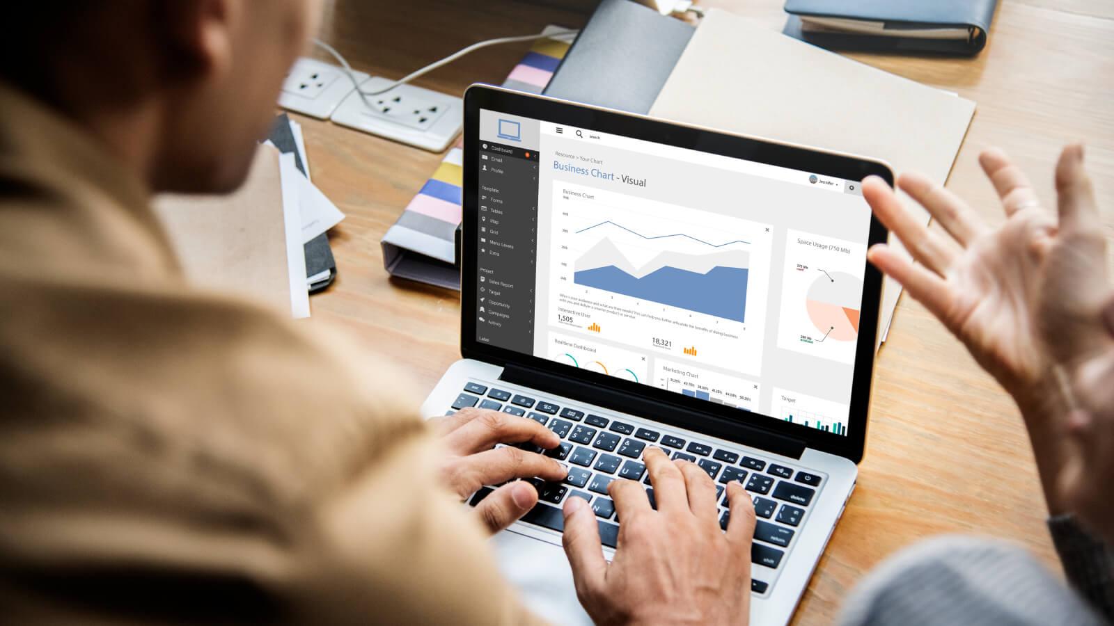 Dueño de ecommerce controlando impacto de sus envíos en su estrategia de ventas