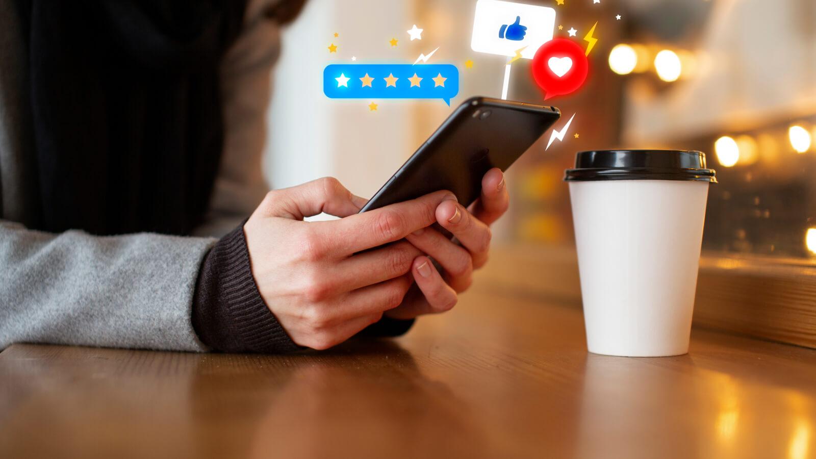 Cliente que califica su experiencia de compra en su celular