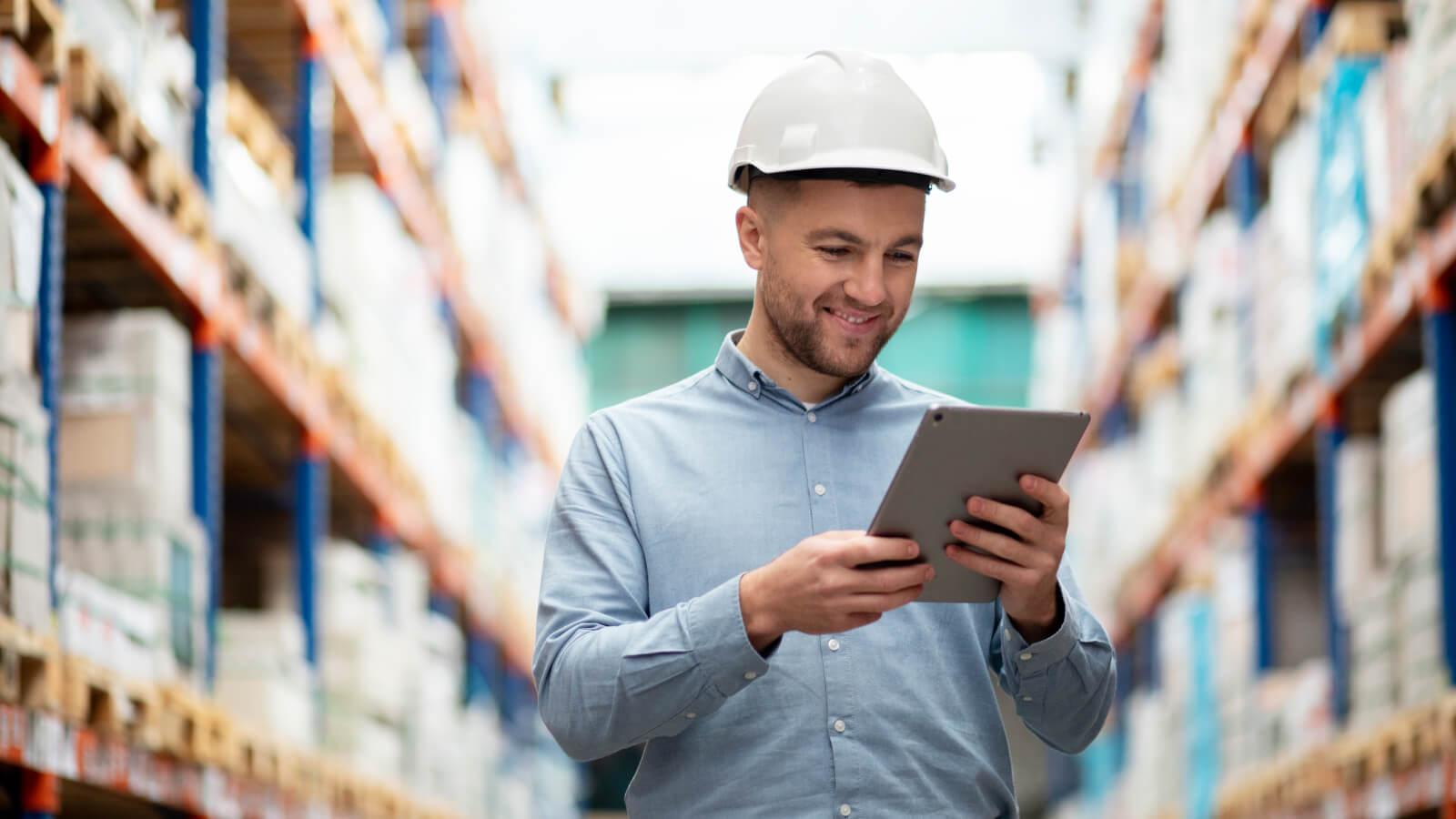 Líder de logística controlando stock para próximos envíos