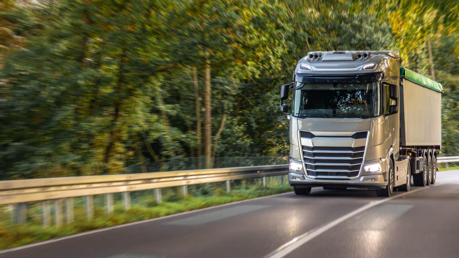Camión optimizando rutas de envío para reducir huella de carbono