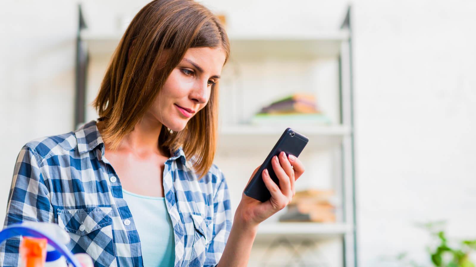 Mujer revisando opciones de compra en diversas tiendas online