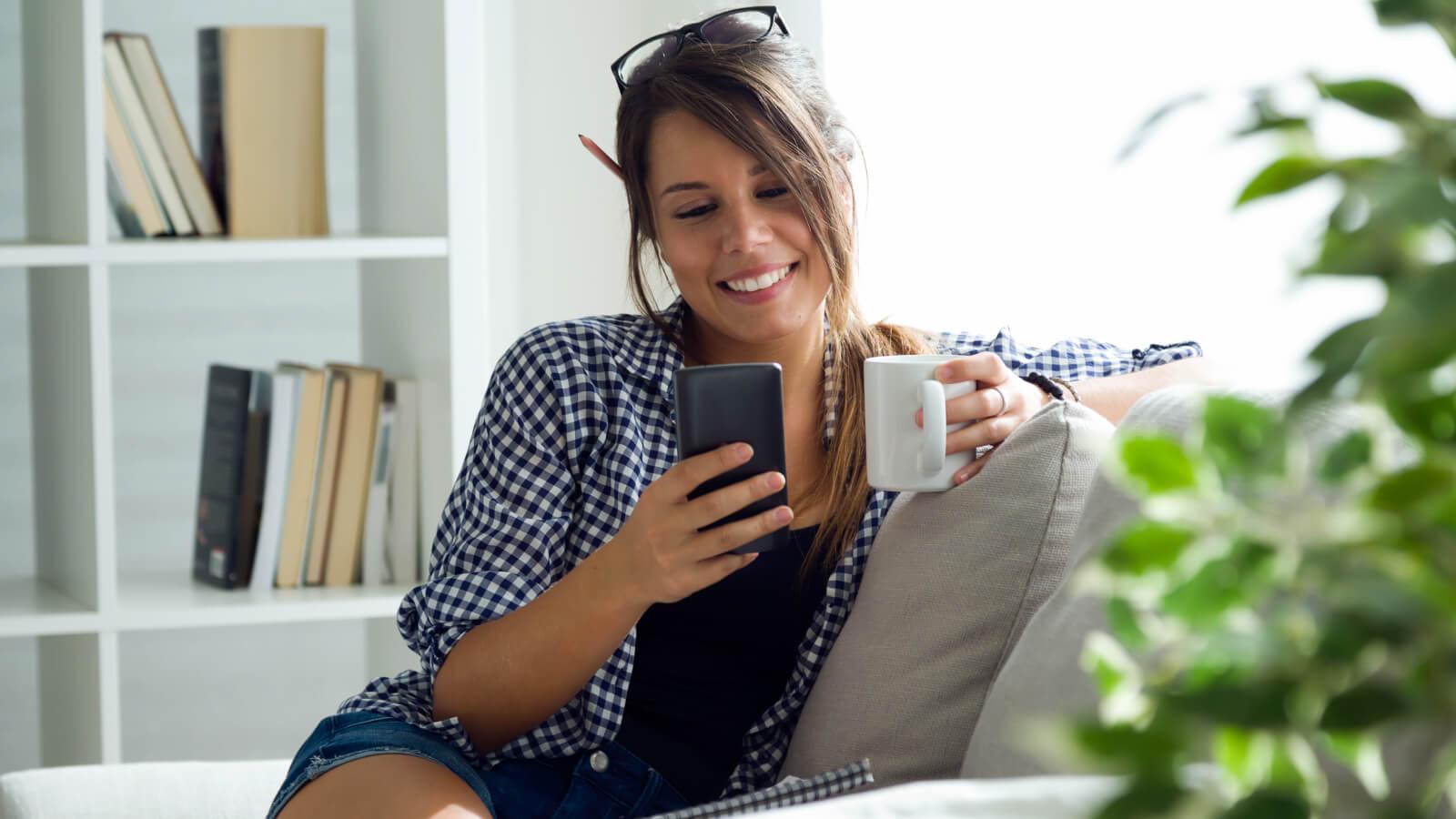 Mujer realizando compras online