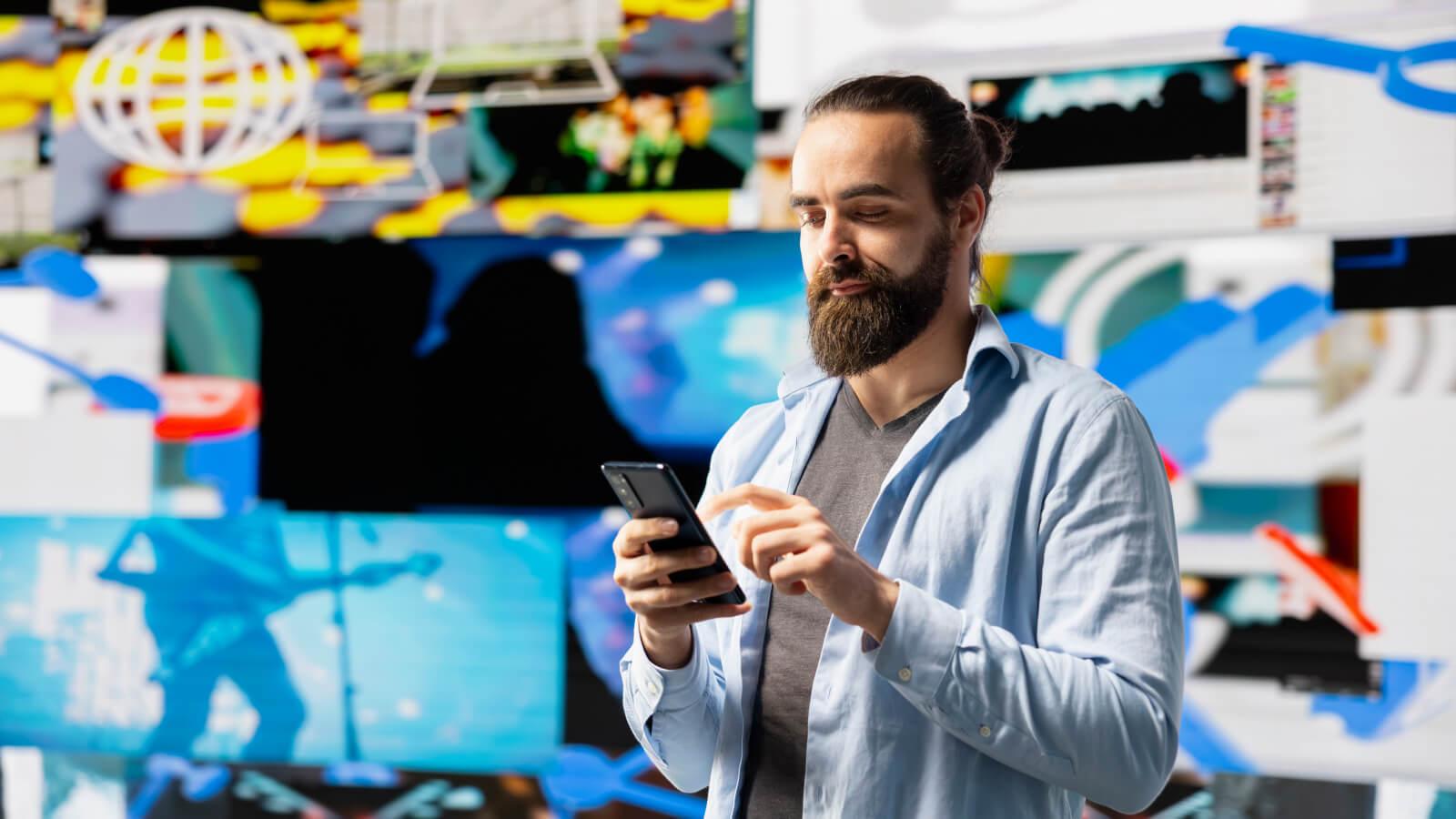 Hombre joven realizando compras a través de su celular