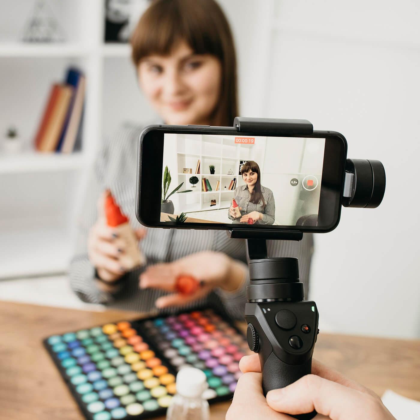 Emprendedora en un video-commerce presentando productos
