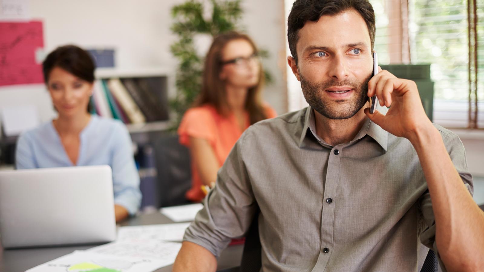 Equipo de ventas resolviendo consultas de clientes