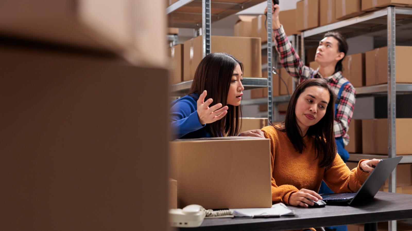 Equipo de control de stock resolviendo un problema en depósito