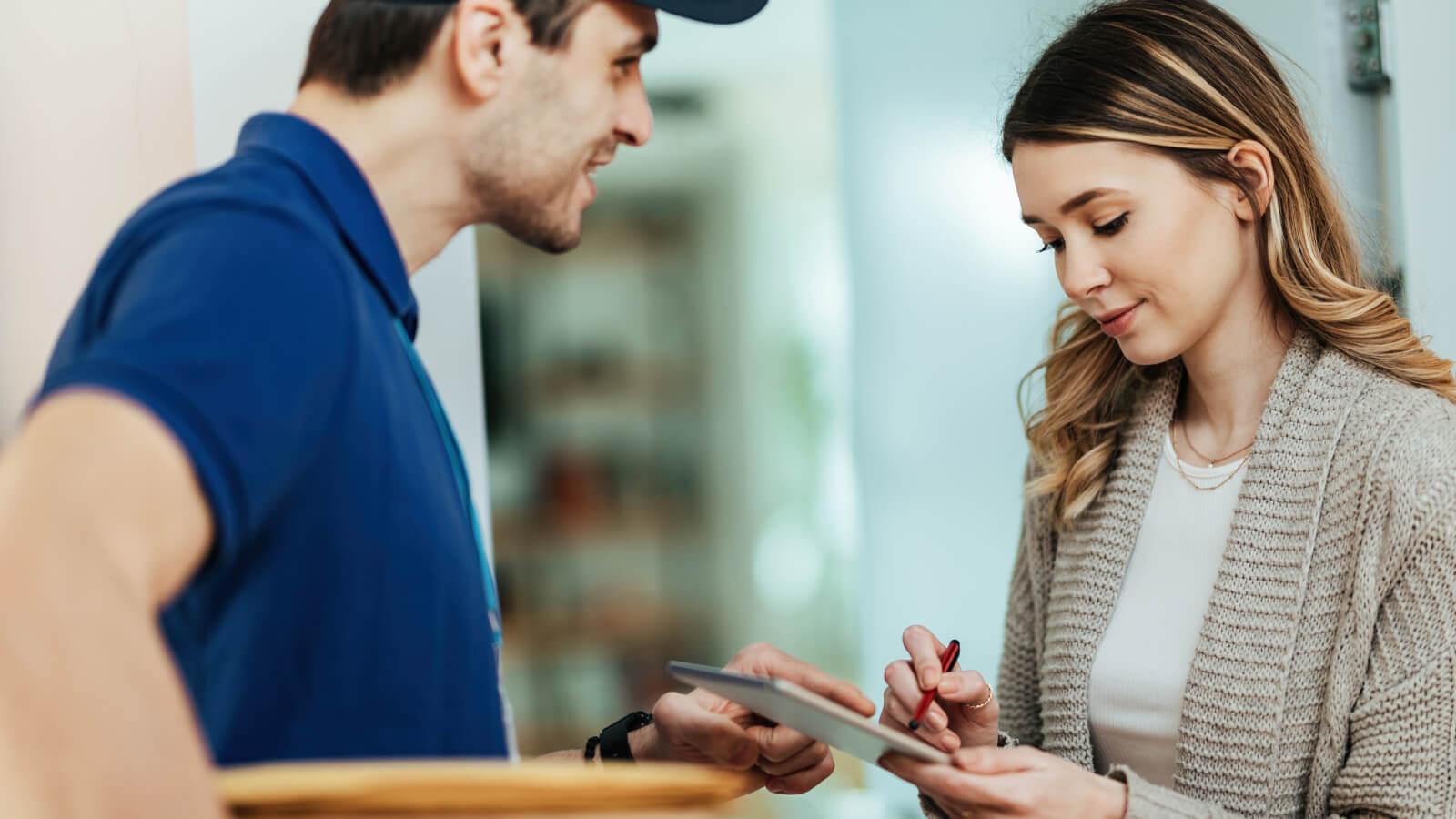 Mujer recibiendo paquete en compra rápida