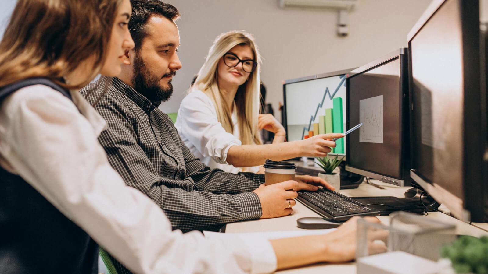 Equipo de desarrolladores integrando sistemas internos con Inteligencia Artificial