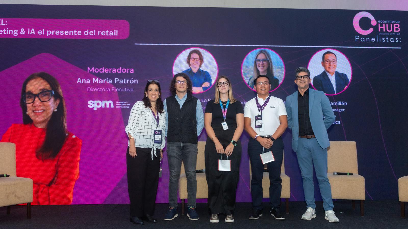 Participantes del evento eCommerce HUB visitando el stand de Cabify Logistics