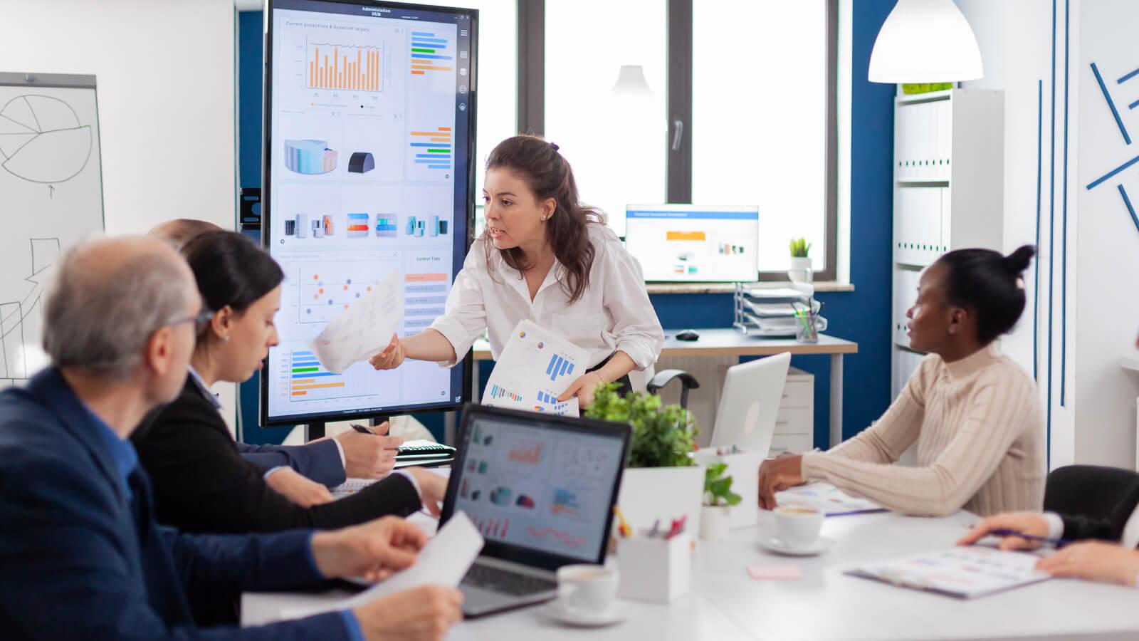 Equipo responsable de ecommerce en analizando métricas de última milla